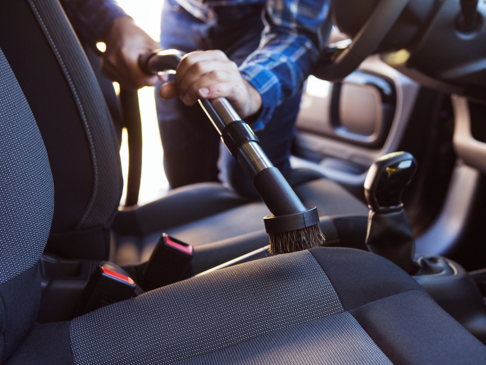 Innenreinigung eines Autos mit einem Staubsauger